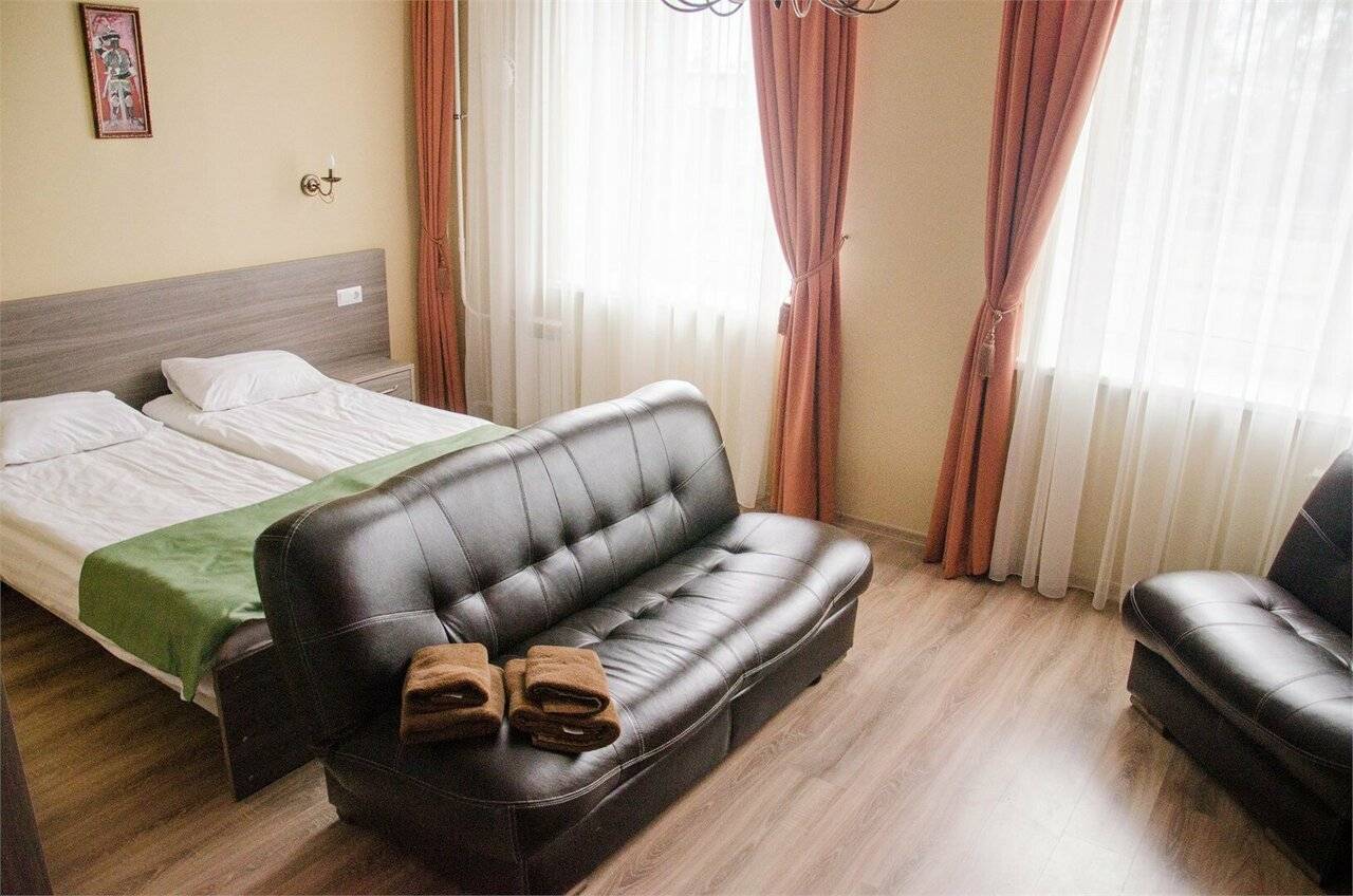 Фотографии номера Двухместный номер с 1 кроватью или 2 отдельными кроватями в Гостинице Камелот Псков